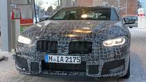 Yakıt Alırken Görüntülenen Kamuflajlı BMW M8 Coupe
