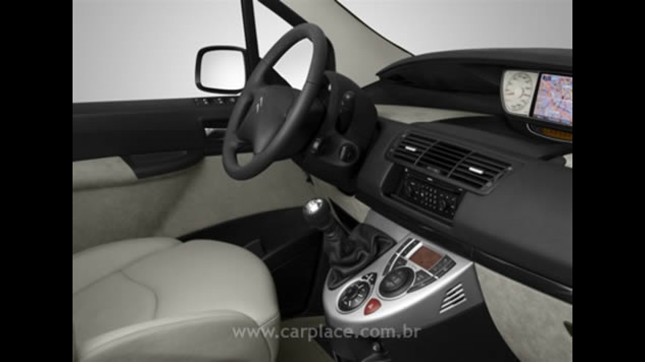 Citroën mostra C8 2008 com pequenas mudanças e novo motor motor 2.2 HDi