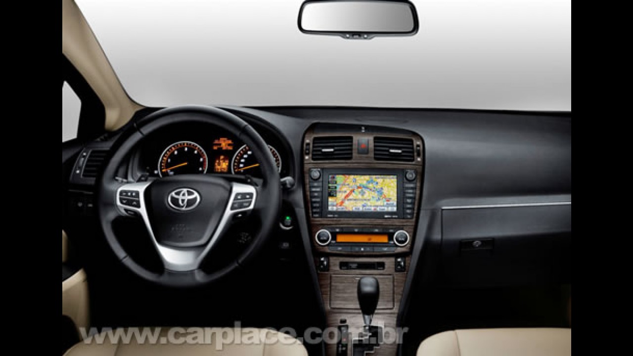 Toyota divulga novas imagens do sedan Avensis e da nova perua Avensis Tourer