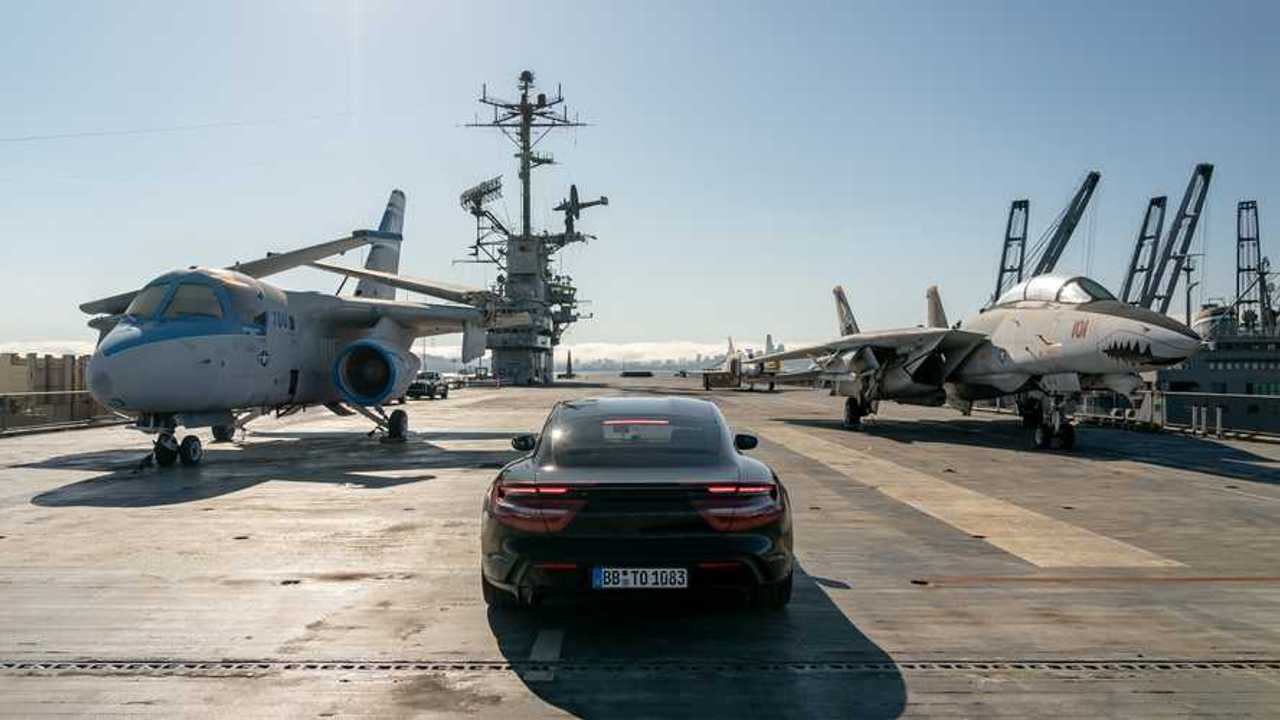 Porsche Taycan sur le pont de l'USS Hornet