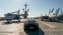 Porsche Taycan sur le pont de l'USS Hornet