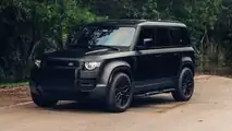 Uno speciale Land Rover Defender in nero opaco
