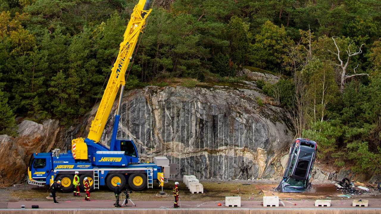 Volvo сбросила 10 машин с 30-метровой высоты