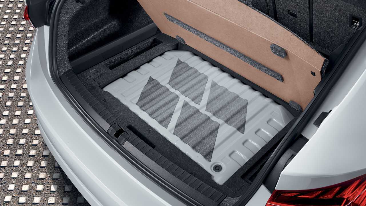 Skoda Octavia G-Tec (2020): Der Erdgastank unter dem Kofferraumboden der Limousine