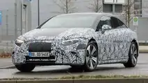 Mercedes EQS, le nuove foto spia con poche camuffature