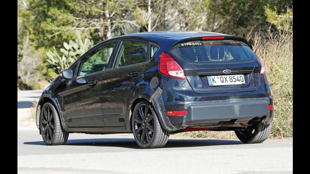 Segredo: nova geração do Ford Fiesta começa a aparecer - veja flagra e projeção