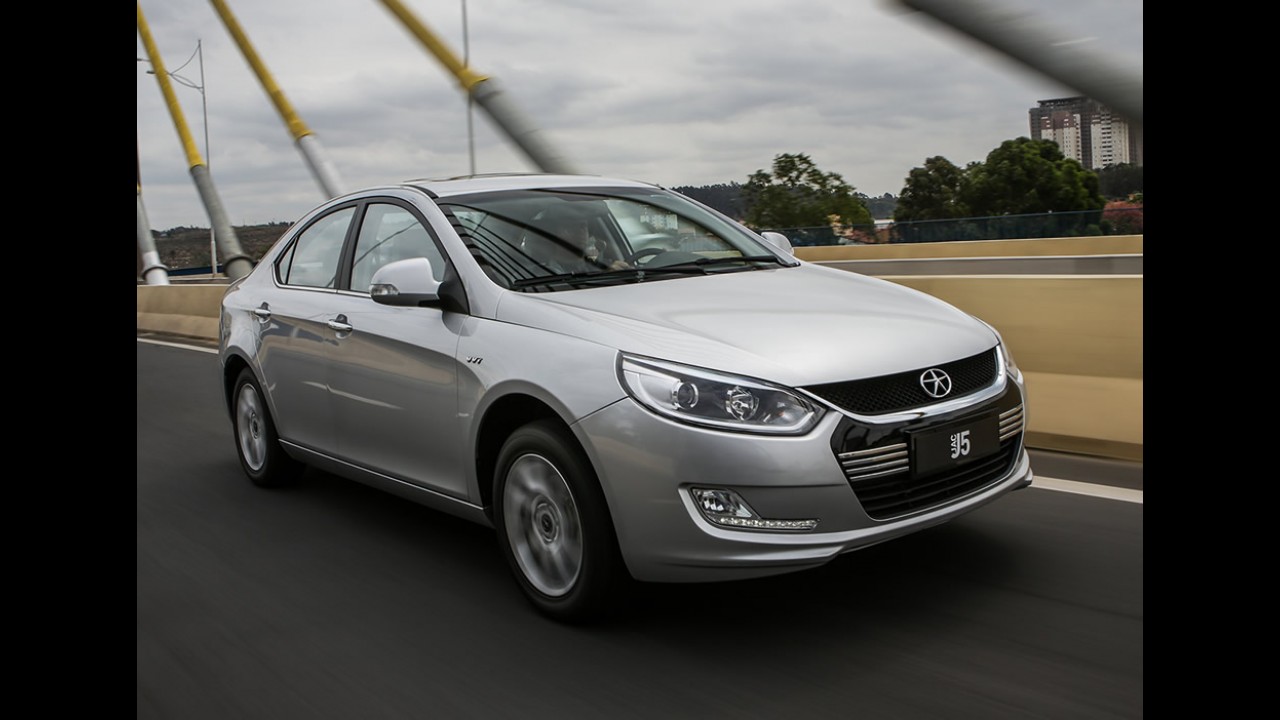 Novidades da JAC incluem inédito hatch aventureiro; T5 chega em dezembro