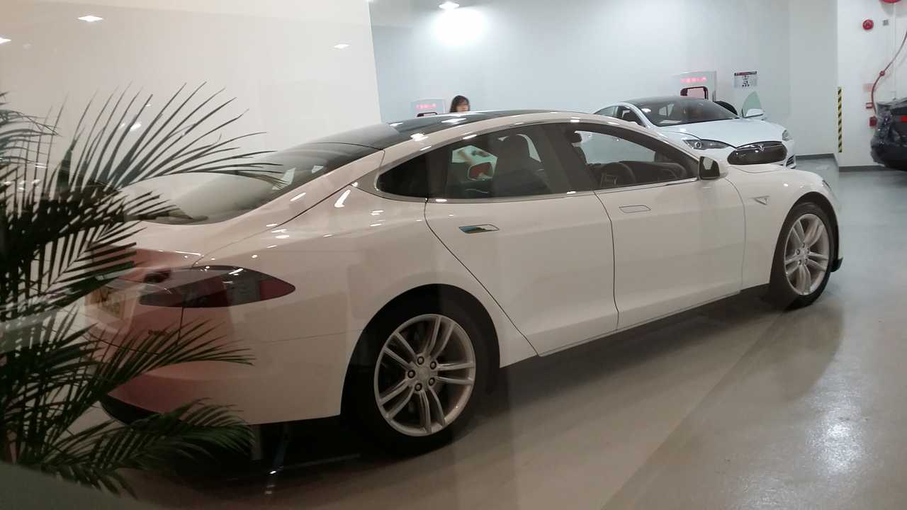 RHD P85D arrives in Hong Kong (via ChargedHK Locky)