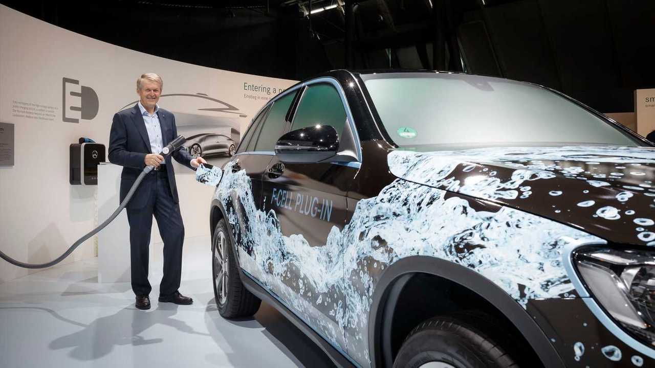 Prof. Dr Thomas Weber, Member of the Daimler Board of Management, Group Research and Mercedes-Benz Cars Development with the Mercedes-Benz GLC F-CELL prototype