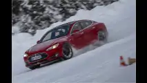 Angedriftet: Model S im Schnee
