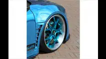Breitbau-Bolide in Baby-Blau