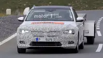 Skoda Superb facelift spy photo