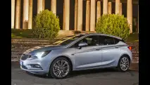Opel Astra, il test dei fari intelligenti