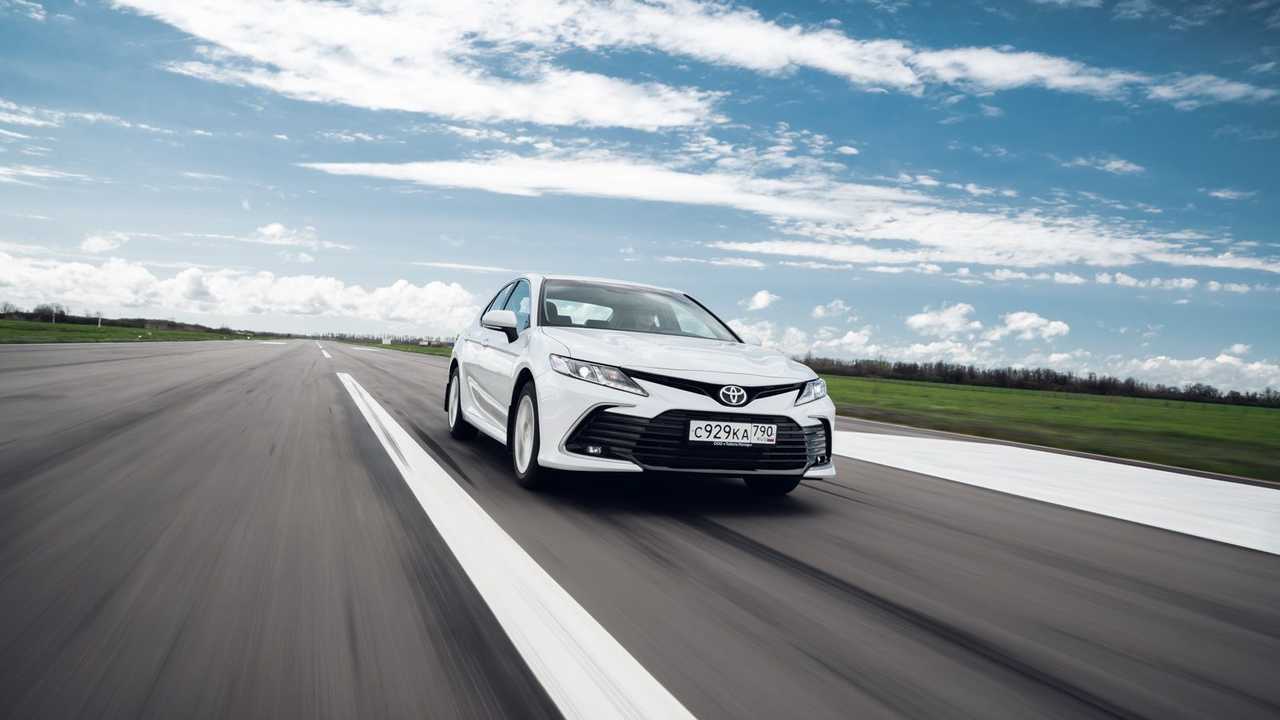 Обновленный седан Toyota Camry (в три четверти спереди)