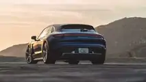 Quartier arrière extérieur de la Porsche Taycan Turbo Cross Turismo 2021