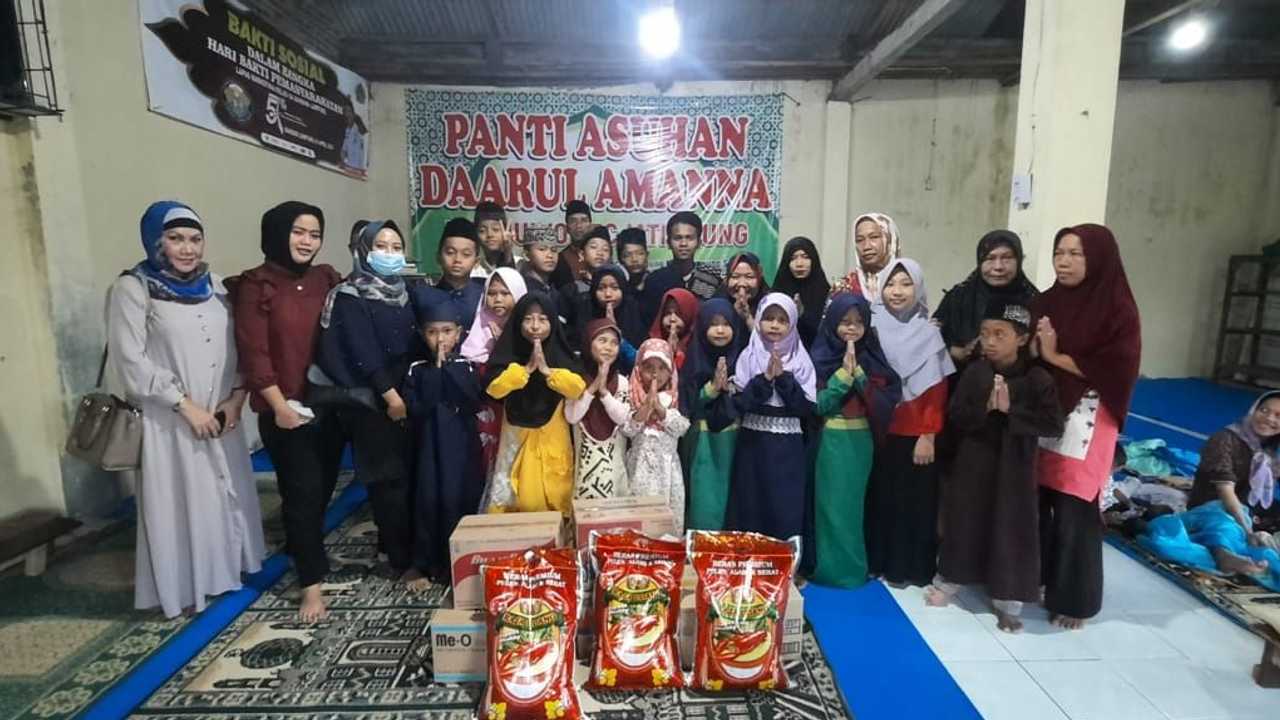 Anak-anak panti asuhan Daarul Amanah tampak semringah usai menerima santunan.