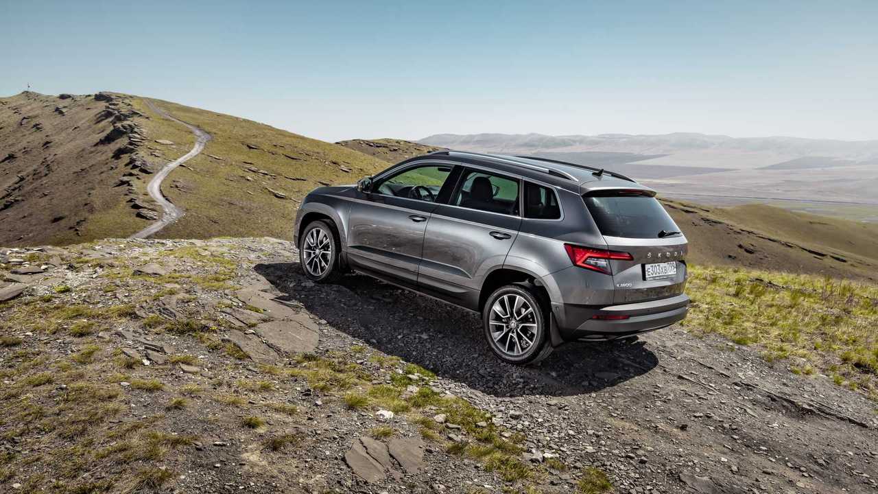 Серый Skoda Karoq в горах Хакасии