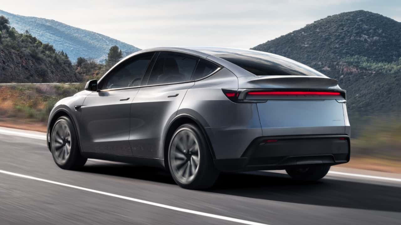 Tesla Model Y (2025): Fahraufnahme von schräg hinten