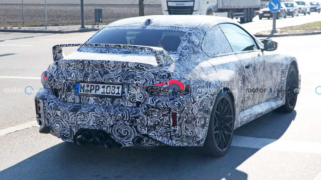 BMW M2 con escapes M Performance 2023 fotos espía