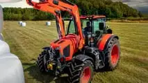 Kubota: trattore M 6-142 e aratro pentavomere in risaia