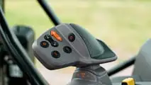 Kubota: trattore M 6-142 e aratro pentavomere in risaia