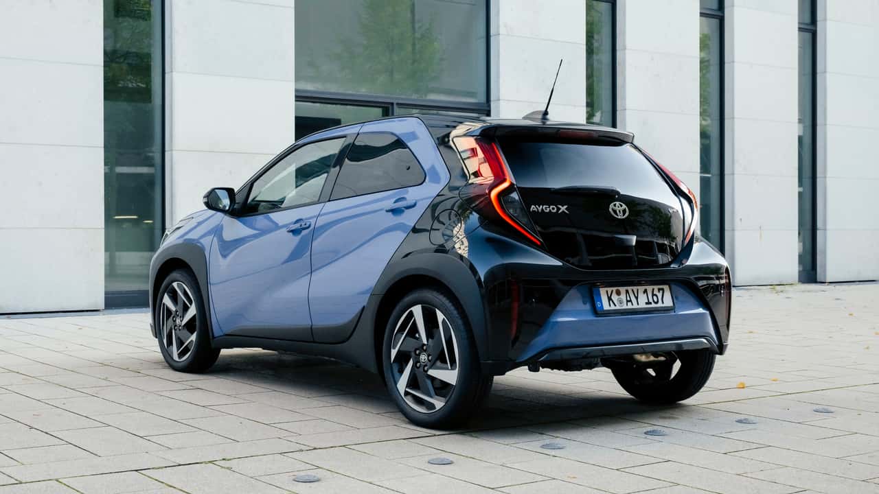 Toyota Aygo X Hybrid, i prezzi e gli allestimenti
