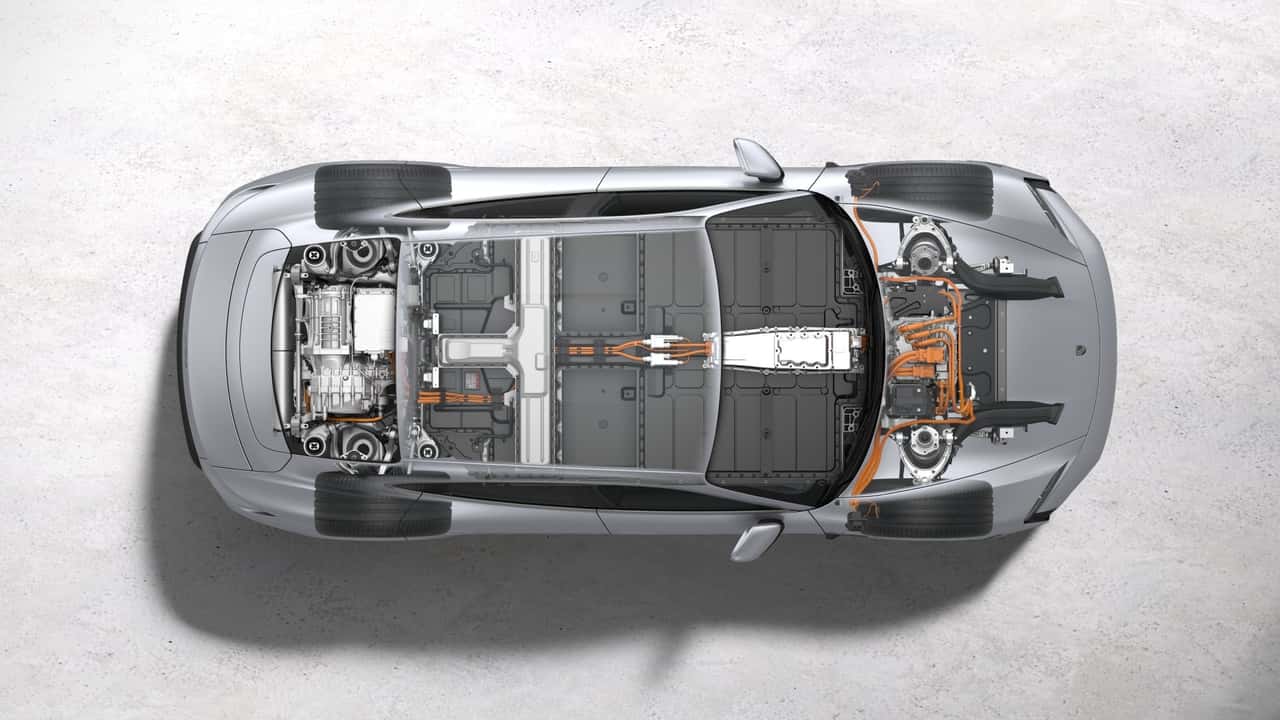 Röntgenbild des Porsche Taycan Turbo S mit Antrieb und Batterie