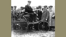 Já bem velhinhos (em 1925), Karl e Bertha Benz, posam com o Patent-Motorwagen 1886