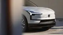 Volvo EX30 (2027) em branco cristal, teto de pedra preta de 22 polegadas