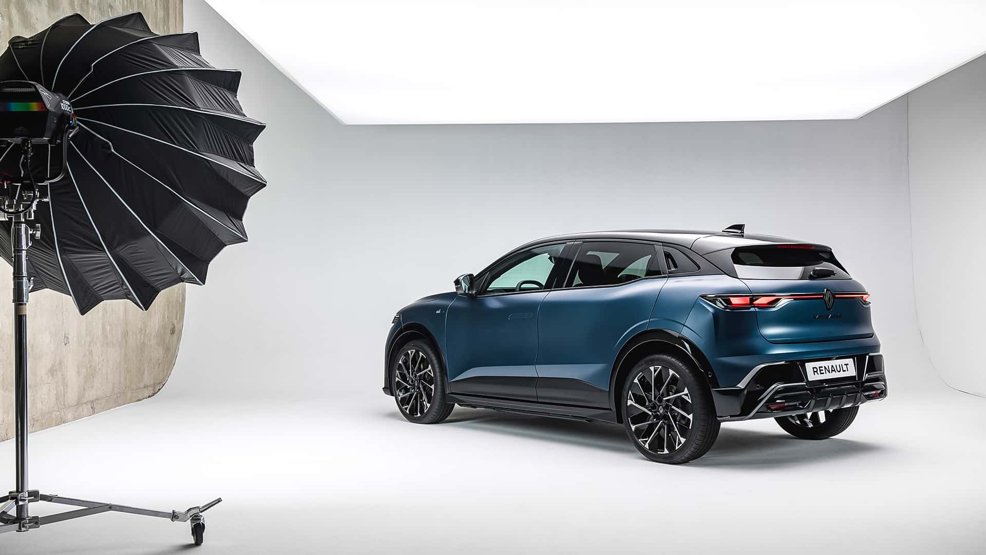 https://cdn.motor1.com/images/mgl/bgPLrM/s1/renault-megane-e-tech-2026.jpg