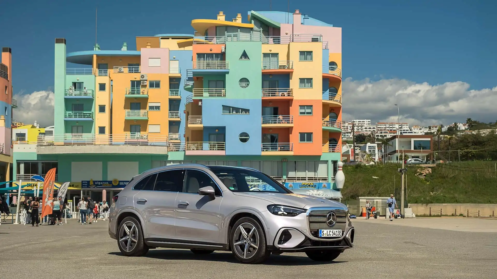 https://cdn.motor1.com/images/mgl/bgPm36/s1/2026-mercedes-benz-glc-400-4matic-ev.webp