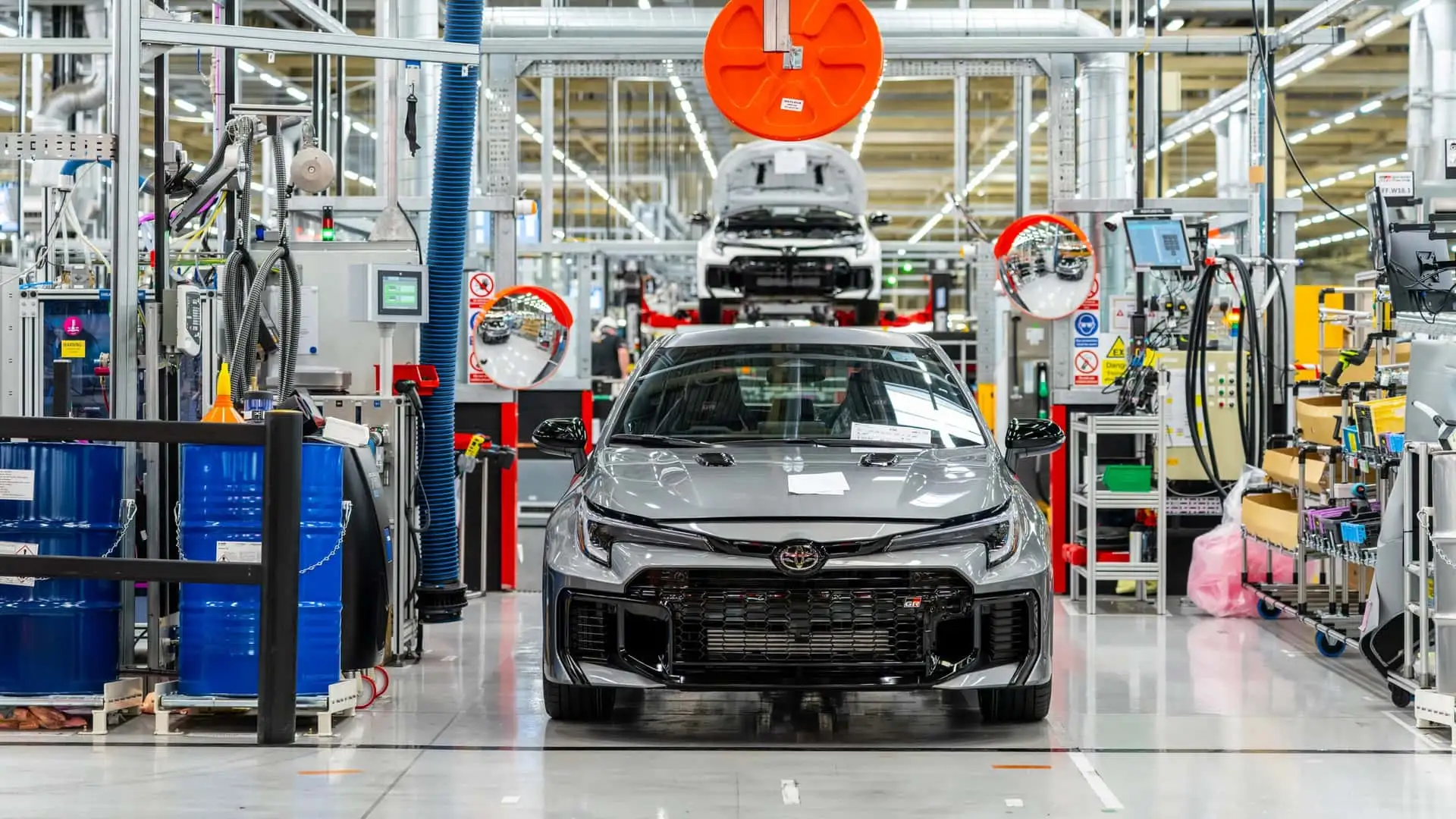 https://cdn.motor1.com/images/mgl/bgPxJj/s1/toyota-gr-corolla-uk-plant-tour.webp
