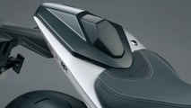 A seat cowl replaces the passenger seat and instantly gives the GSX-8R a cleaner single-seat sportbike silhouette.