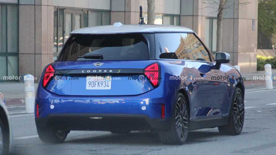 MINI Cooper SE EV 2023 sin camuflaje, fotos espía