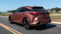 Parte posteriore esterna della Lexus RX 500h F Sport Performance 2023