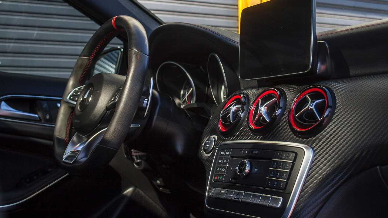 005388_HernandoPollicelli_AMG A45_Box