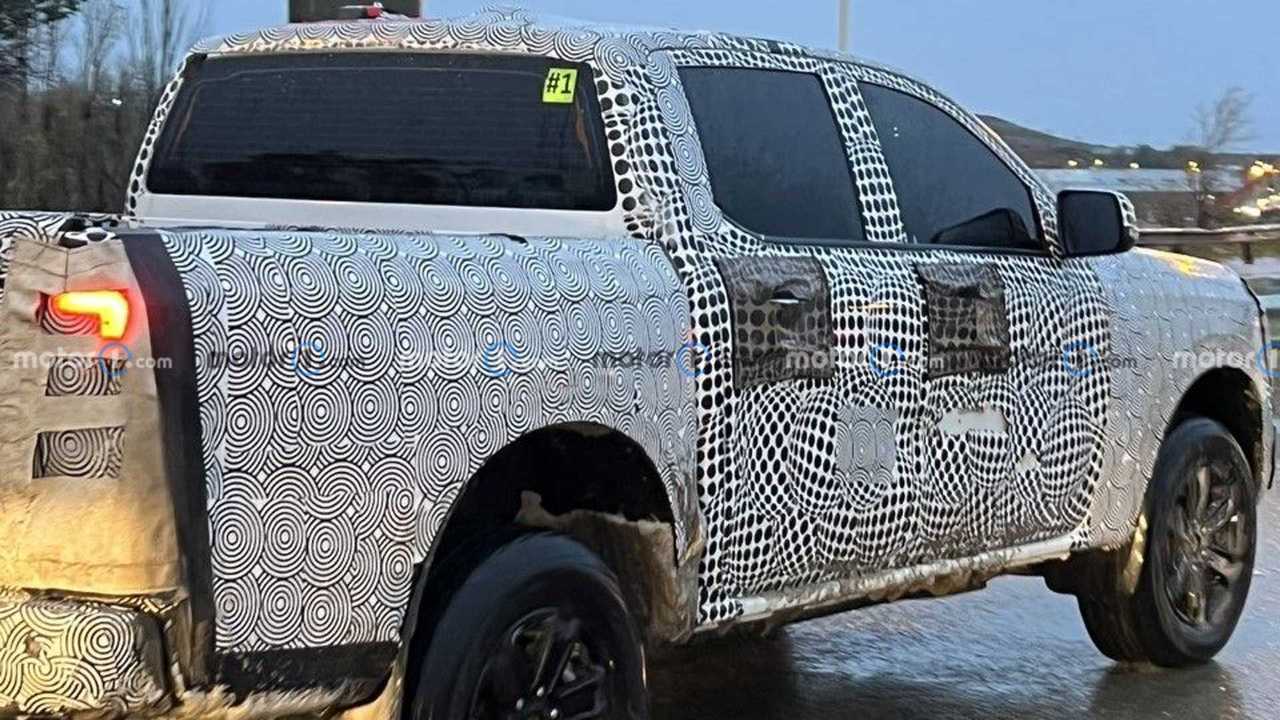 Ford Ranger 2023 circulando camuflada por la Patagonia.