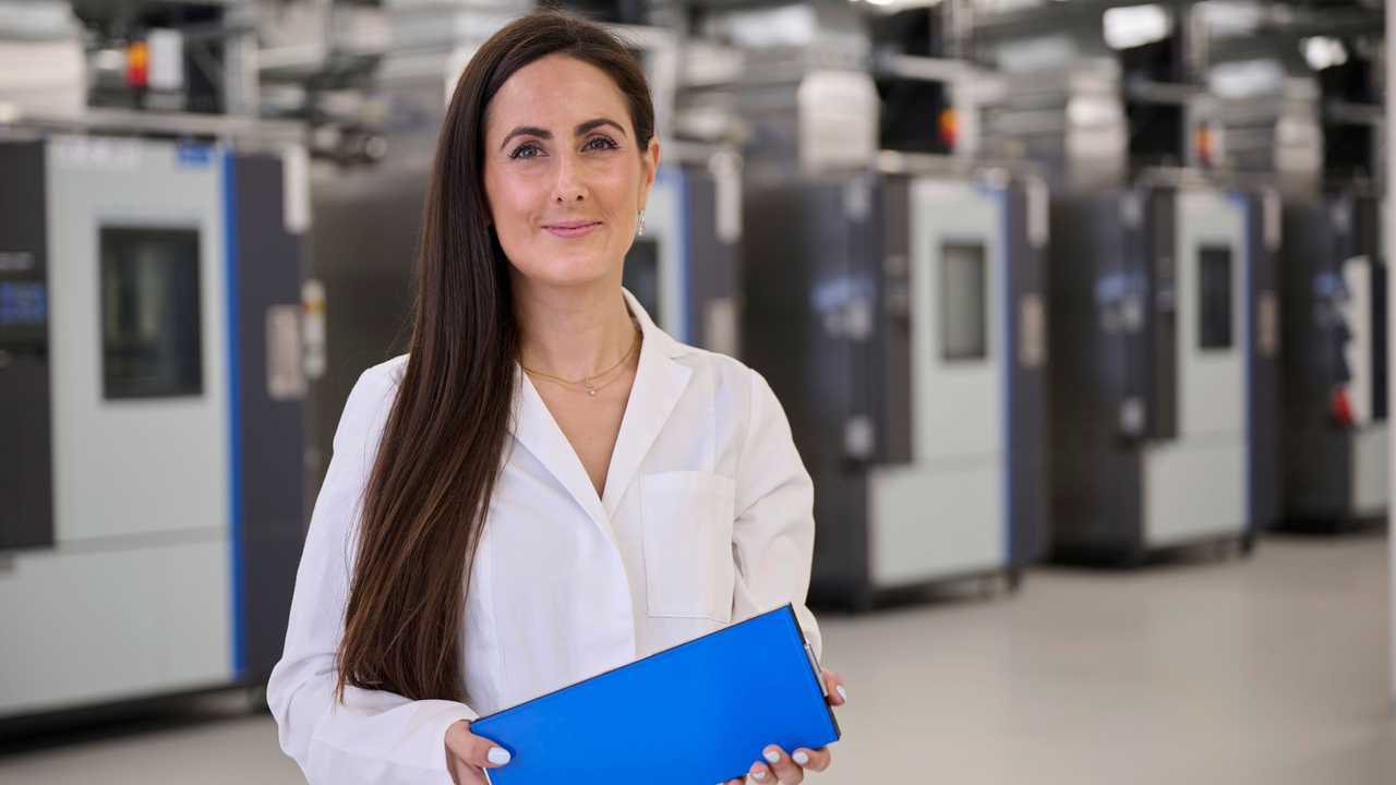 Leiterin Batteriezellentwicklung Luna Yzaguirre Sanchez mit der prismatischen VW Einheitszelle
