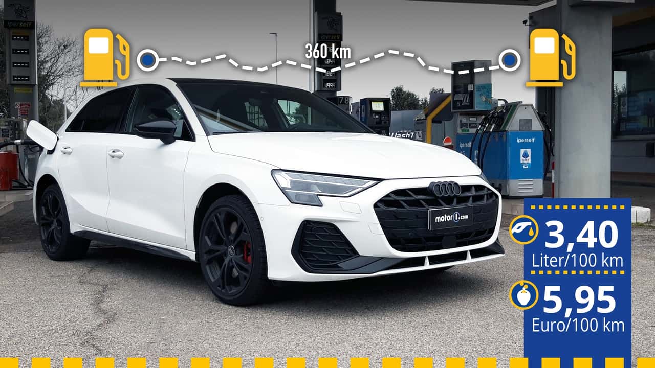 Der getestete Audi A3 45 TFSI e an der Tankstelle