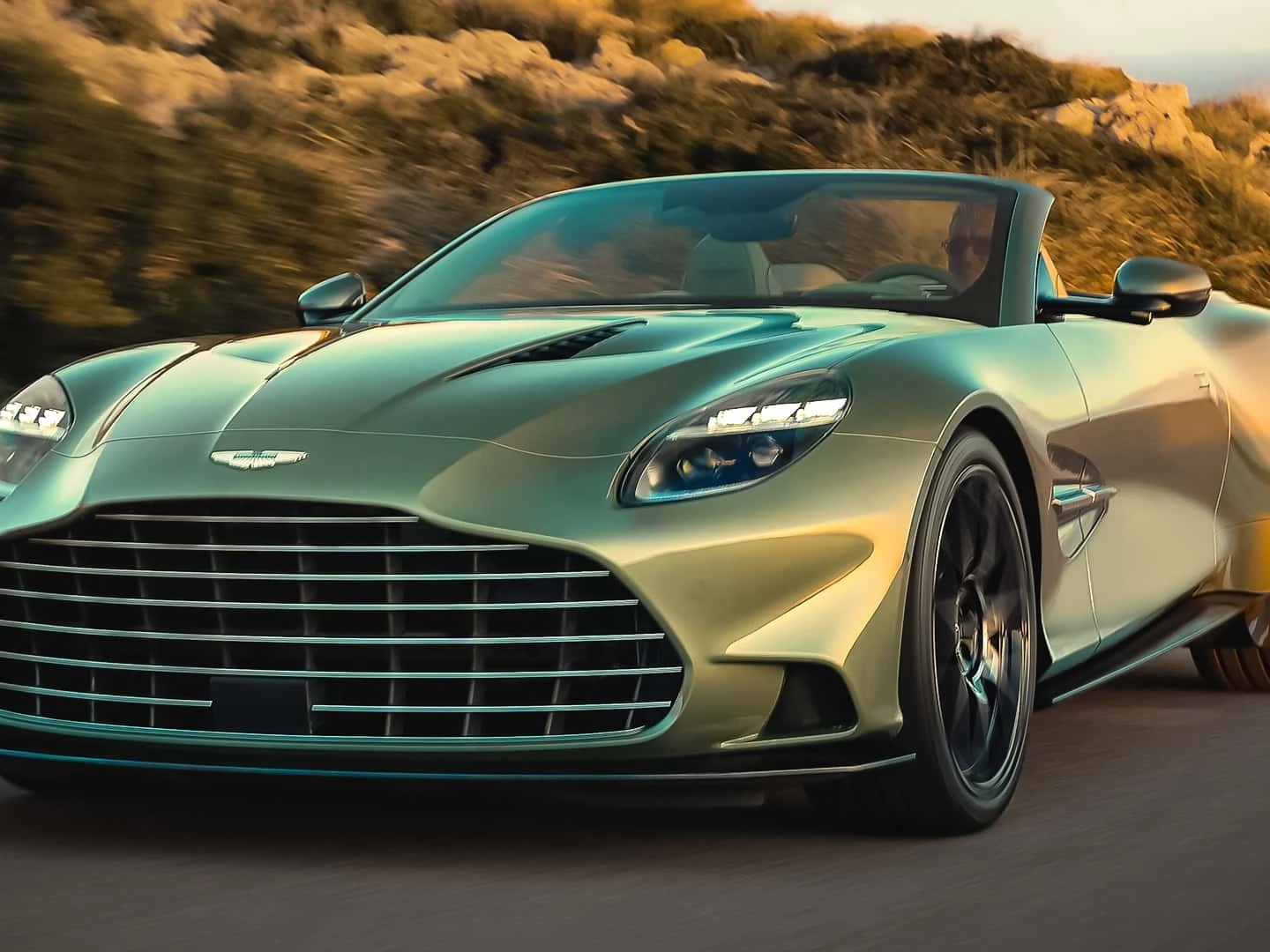 Aston Martin Vanquish Volante, lusso senza tetto a 344 km/h