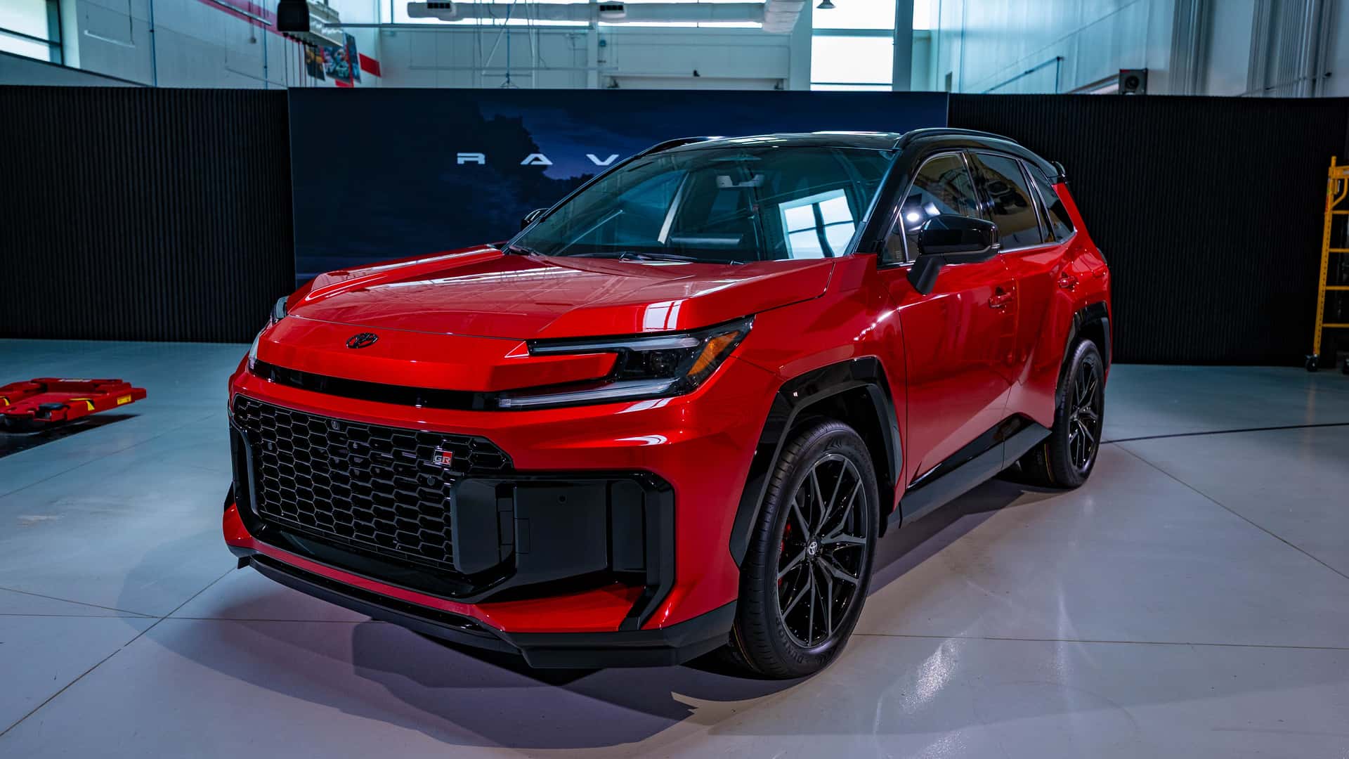 Toyota RAV4 GR Sport вид спереди