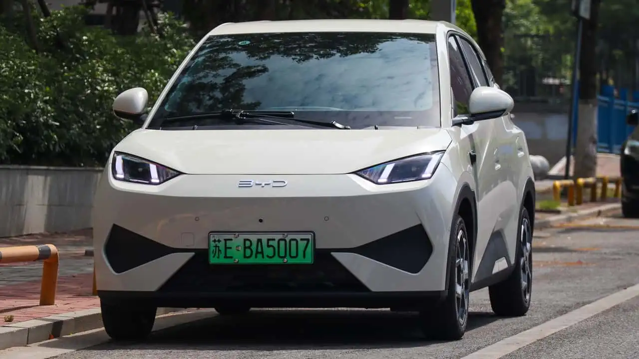 Protótipo do BYD Seagull 2026 com sensor LiDAR no teto flagrado em testes na China
