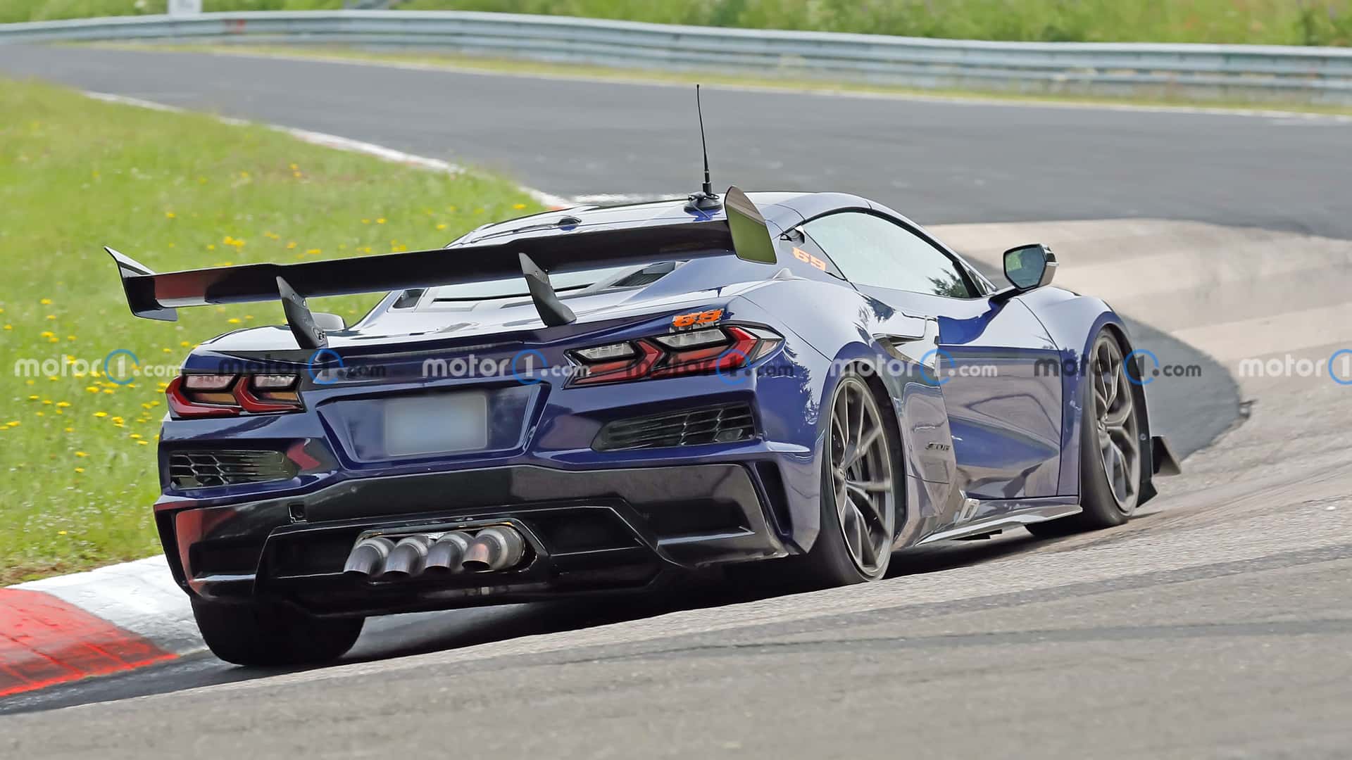 https://cdn.motor1.com/images/mgl/bglZQM/s1/2026-chevrolet-c8-corvette-zora-spy-shots-undisguised-exterior-28.jpg