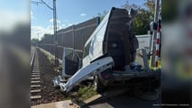 Transporter-Unfall auf einem Bahnübergang