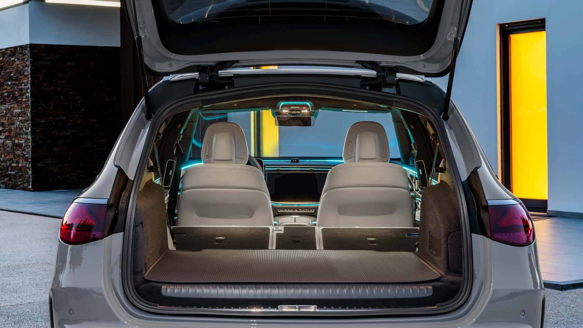 https://cdn.motor1.com/images/mgl/bgmNn3/s1/2024-mercedes-e-class-estate.jpg