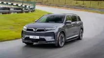 Vinfast VF9 (2024): Dreiviertelansicht beim Fahren