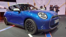 Mini Cooper SE in Blau mit weißem Dach