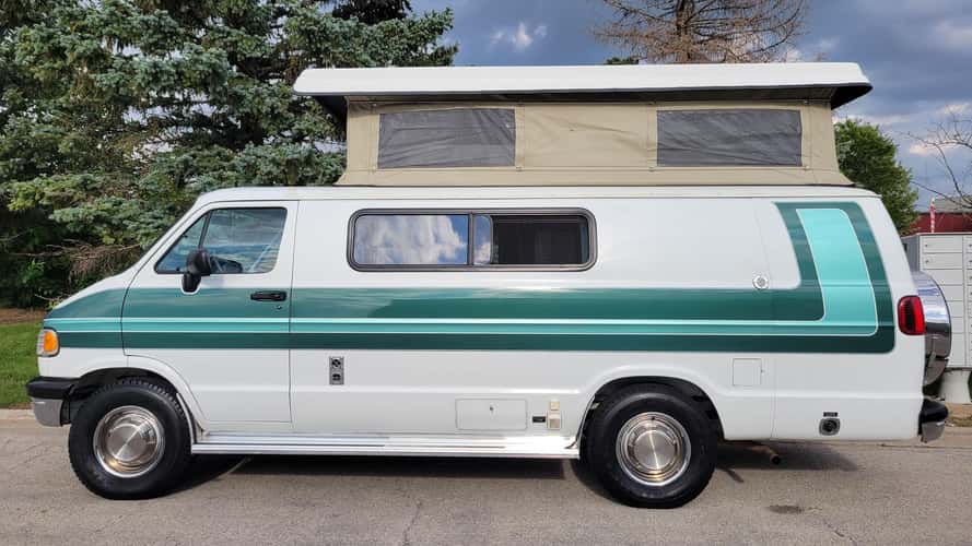 Esta Dodge Ram de 1996 es una camper artesanal con techo elevable incluido