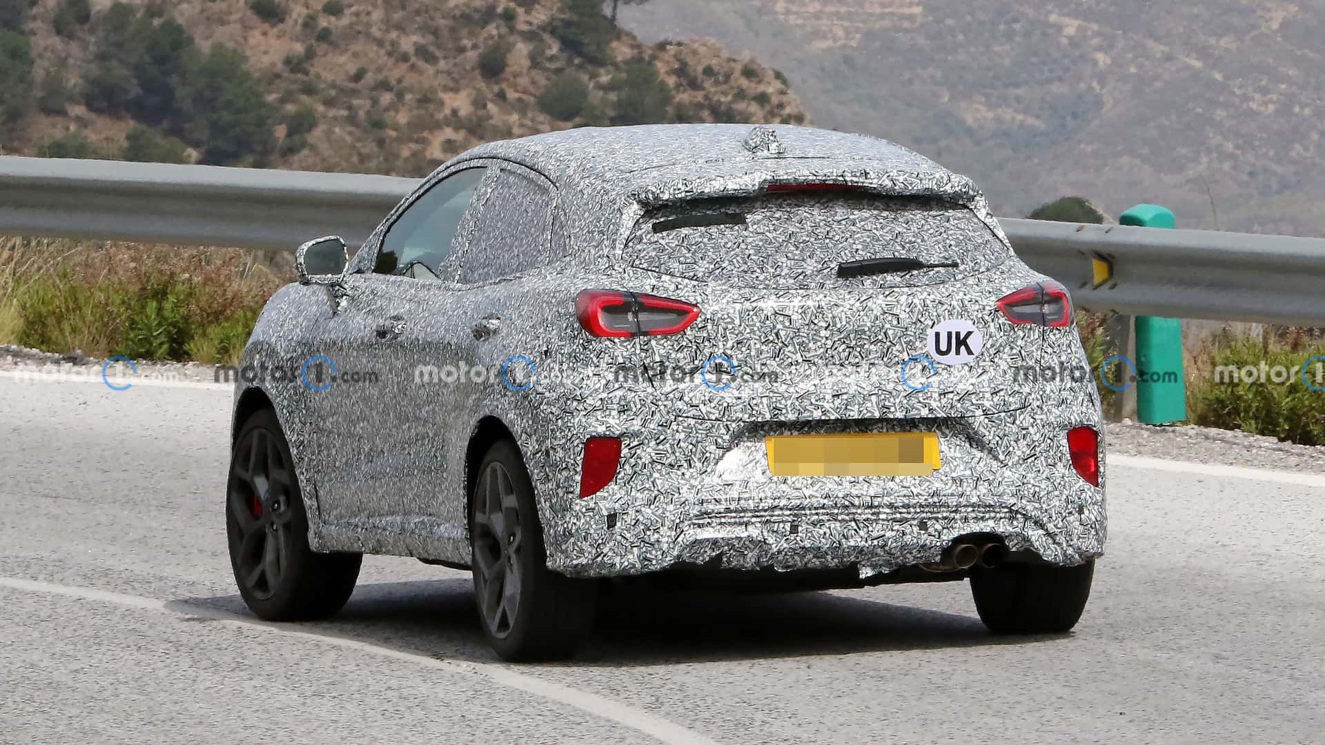 https://cdn.motor1.com/images/mgl/bgmwXm/s1/2024-ford-puma-st-facelift-spy-photo.jpg