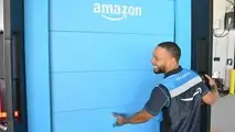Veicoli elettrici di consegna Amazon presso il centro logistico Amazon